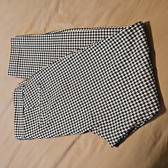 Old Navy Pants - Old Navy new with tags high rise pixie pants.